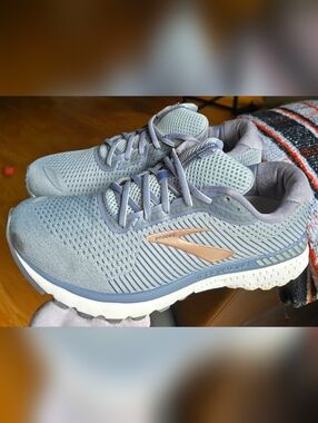 Sz 11 Women's BROOKS ADRENALINE GTS 20 Running Shoes